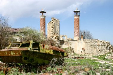 Shusha 'nın Azerbaycan bölgesinin kalıntıları ve zırhlı araç yok edildi.