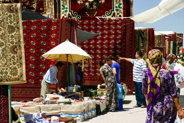 Ashgabat Turkmenistán Mayo 2007 Venta Alfombras Turcomanas Bazar Tolkuchka Actual —  Fotos de Stock