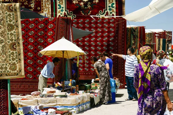 Ashgabat Turkmenistán Mayo 2007 Venta Alfombras Turcomanas Bazar Tolkuchka Actual Fotos de stock
