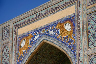 Sher-Dor Madrasah 'ın ivanında iki kaplan, Semerkant, Özbekistan' da Registan