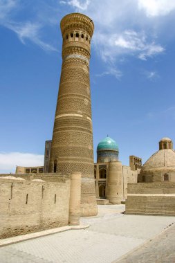Buhara 'daki Kalan Minaret ve Mir-i-Arab Madrasa manzarası güneybatıdan