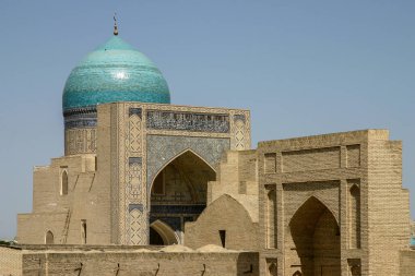 Özbekistan 'ın tarihi Buhara kentindeki Kalan Camii' nin Kubbesi ve Iwan 'ı