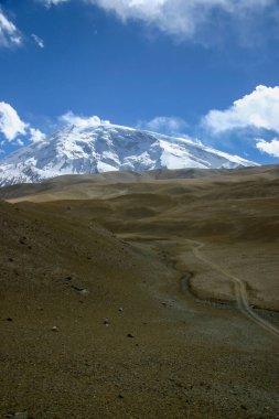Muztagh Ata (7509 metre), Çin 'in Xinjiang bölgesindeki Pamir Sıradağlarının en yüksek ikinci dağı.