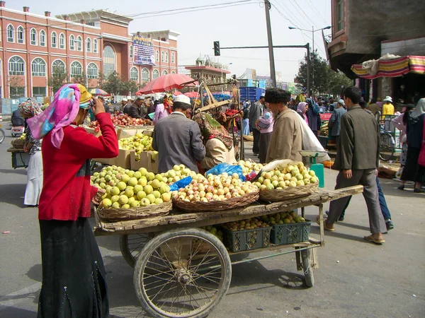 Hotan Xinjiang China Septiembre 2007 Comerciantes Vendiendo Frutas Autos Traseros —  Fotos de Stock