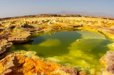 Asit sarısı yeşil havuz ve yumurta kabuğu gibi zehirli gaz fışkırtan zemin. Dallol 'da, Danakil Depresyonu, Etiyopya