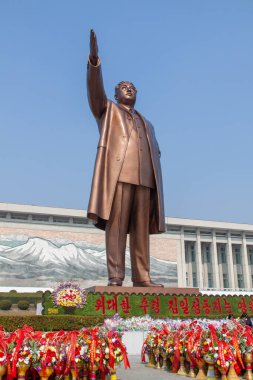 Pyongyang, Kuzey Kore - 16 Nisan 2010 Mansu Tepesi 'nde Kuzey Koreli lider Kim Il-sung' un heykeli
