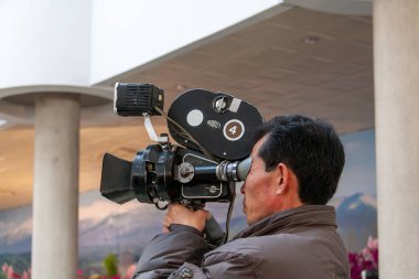Pyongyang, Kuzey Kore - 16 Nisan 2010: ARRIFLEX 35 II kamera kullanan bir Kuzey Koreli kameraman