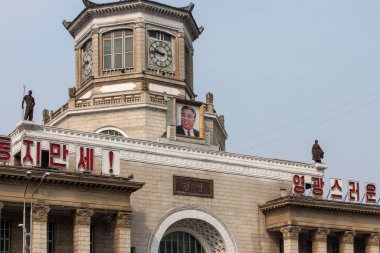 Pyongyang, Kuzey Kore - 17 Nisan 2010: Pyongyang Tren İstasyonunun Saat Kulesi