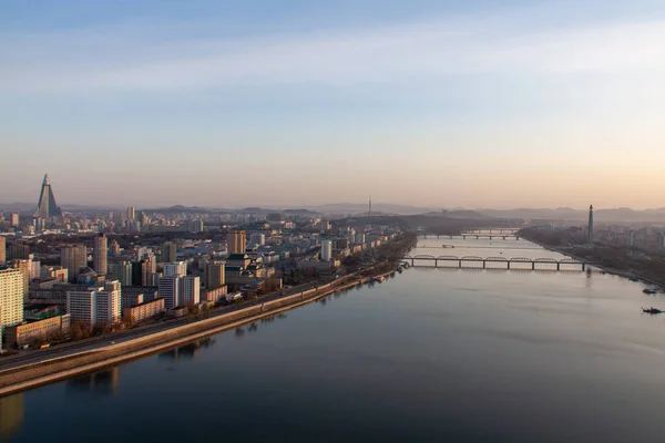 Paisaje Urbano Pyongyang Con Río Taedong — Foto de Stock