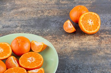 Mutfak masasında taze portakallar, sağlıklı beslenme konsepti.