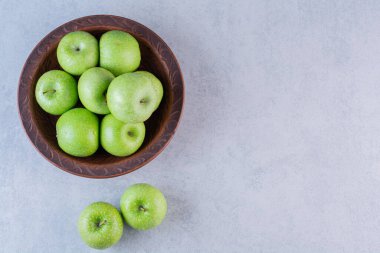 Mutfak masasında taze yeşil elmalar 