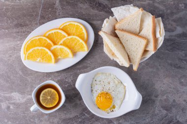 Mutfak masasında nefis bir kahvaltı. Metin için boş alan.
