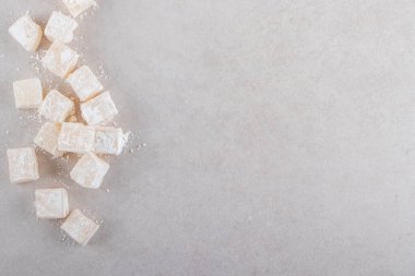 Lezzetli Türk lokumu masada.