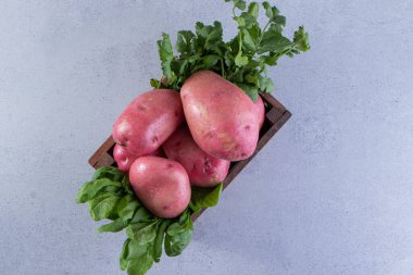 Mutfak masasında çiğ organik patates..