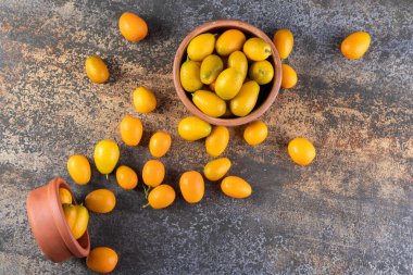 Mutfak masasında taze kumkatlar.