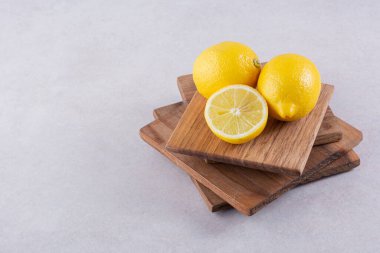 Gri arka planda taze sarı limonlar 