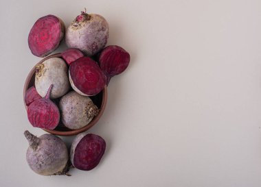 Mutfak masasında taze organik pancar kökleri.