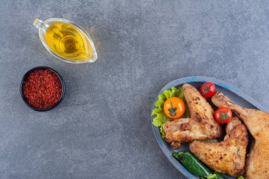 Mutfak masasında sebze ve baharatlı ızgara tavuk eti. 