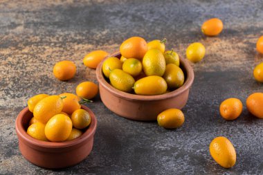 Mutfak masasında taze kumkatlar.