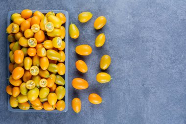 Mutfak masasında taze kumkatlar.