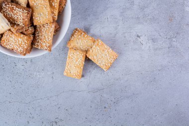 Mutfak masasında ev yapımı kurabiyeler.