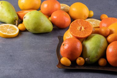 Gri arka planda taze meyveler