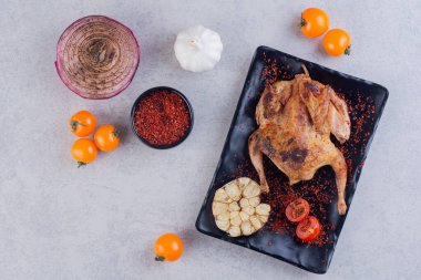 Sebze ve baharatlı ızgara tavuk eti.