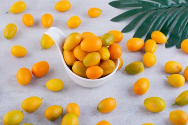 Seramik kasede taze kumkatlar 