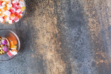 Mutfak masasında lezzetli tatlılar. şekerleme konsepti