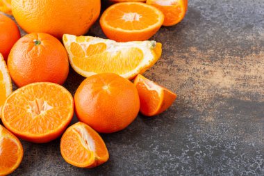 Mutfak masasında taze portakallar, sağlıklı beslenme konsepti.