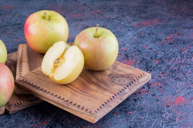 Gri arkaplanda taze olgun elmalar