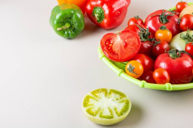 Mutfak masasının arkasında taze domatesler