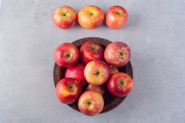 Mutfak masasında taze kırmızı elmalar.