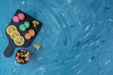 Çayın ve tatlı şekerlerin üst görüntüsü