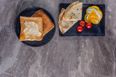 Sağlıklı kahvaltı ve mutfak masasında tost.