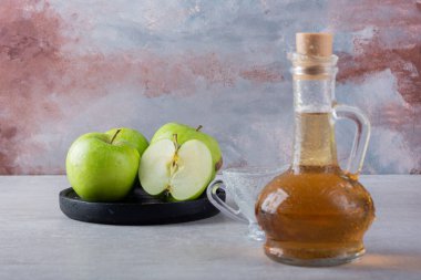 Mutfak masasında taze meyve suyu. Metin için boş alan.