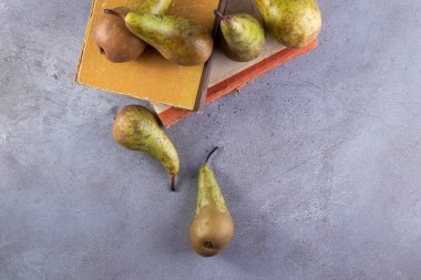 Gri arka planda taze olgun armutlar