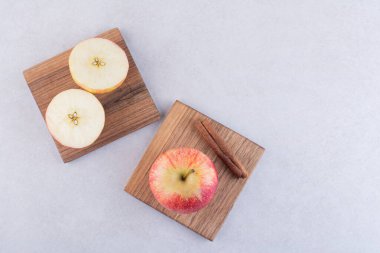 Gri arkaplanda olgun elmalar, yakın görünüm