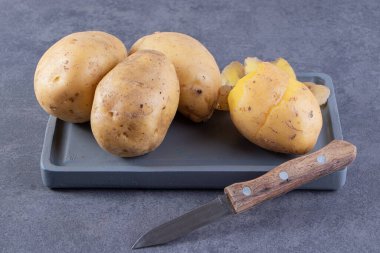 Mutfak masasında çiğ organik patates..