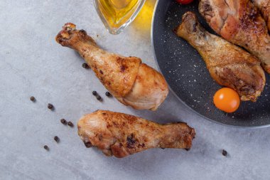 Baharatlı ve sebzeli ızgara tavuk. 