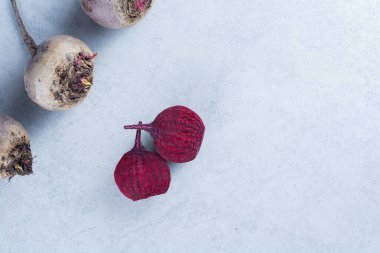 Mutfak masasında taze organik pancar kökleri.