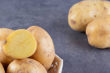 Mutfak masasında çiğ organik patates..