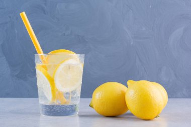 Taze narenciye ve bir bardak meyve suyu. Sağlıklı yeme kavramı