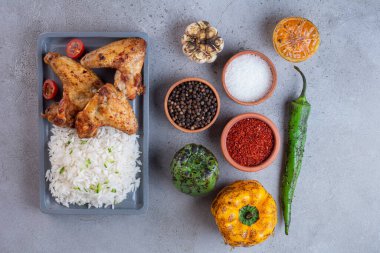 Baharatlı ve sebzeli ızgara tavuk. 