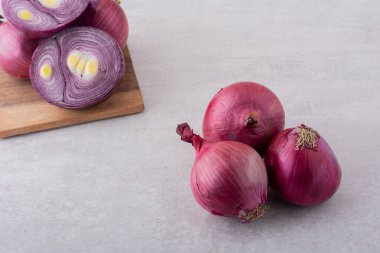 Mutfak masasında olgun organik soğanlar. 
