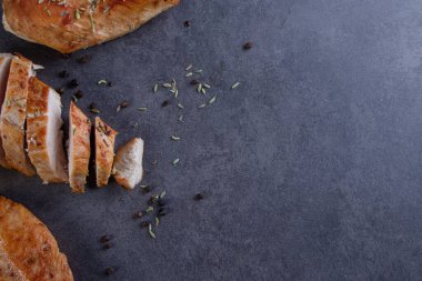 Izgara tavuk eti ve arka planda baharatlar. Üst Manzara. Boşluğu kopyala.