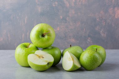 Gri arkaplanda taze olgun elmalar.