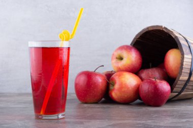 Mutfak masasında taze meyve suyu. Metin için boş alan.