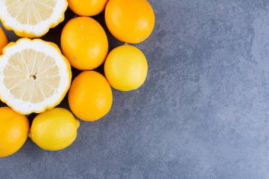 Gri arka planda taze limonlar, sağlıklı beslenme konsepti