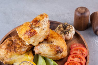 Mutfak masasında sebze ve baharatlı ızgara tavuk eti. 